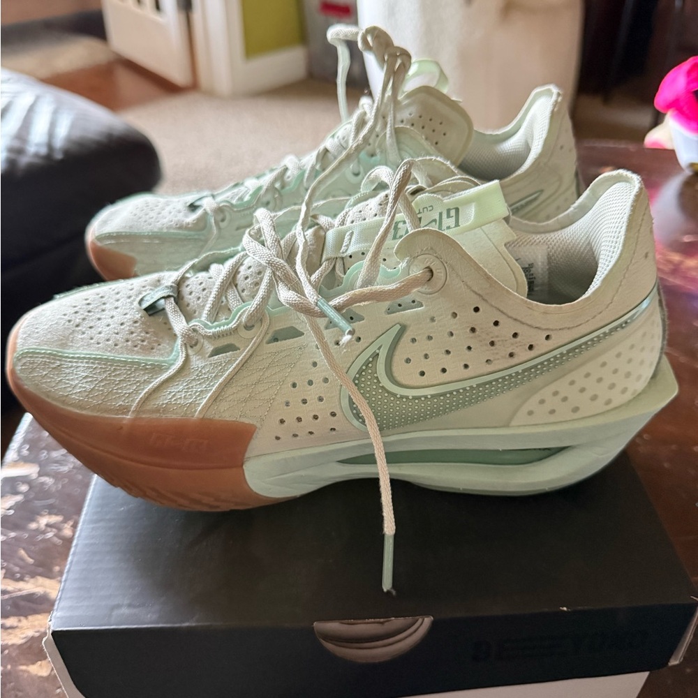 Nike Air Zoom G.T. Cut Academy Women’s Size 8.5 basketball shoes